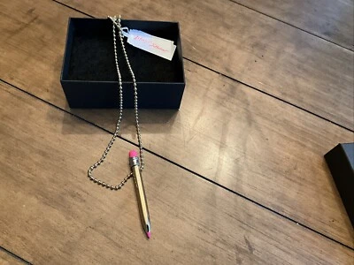 Collar Betsey Johnson Lápiz Colgante Color Dorado Cadena Larga Nuevo Con Etiqueta Foto 1 de 4