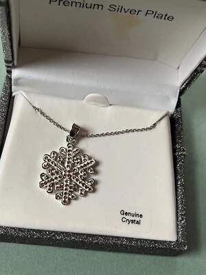 Delicada cadena de placa de plata Estate con estrás transparente y bolígrafo copo de nieve esmalte blanco Foto 1 de 4