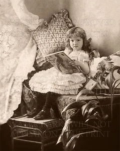 Impresión fotográfica 8x10: niña victoriana libro leyendo sobre 1885, volantes, rizos - Imagen 1 de 1