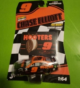Chase Elliott #9 Hooters Eule 2021 Wave 7 NASCAR authentisch 1:64 Druckguss - Bild 1 von 2