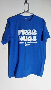 Herren T Shirt Free Hugs Es gelten AGB Humor Lustig Gr. L Blau #A - Bild 1 von 3