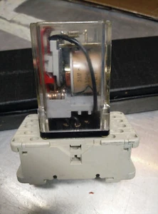 Pilz KG HPPS Relais 24V AC 50Hz 88Ohm + Sockel Lumberg - Bild 1 von 5