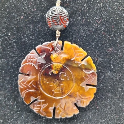 Ожерелье с подвеской в виде китайской буддийской резьбы из коричневого нефрита и черной красной киновари  - Изображение 1 из 4