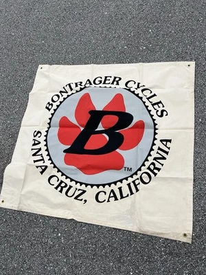 Banner de tienda de lona para bicicleta de montaña BONTRAGER 48"x45" taller de garaje de colección Foto 1 de 4