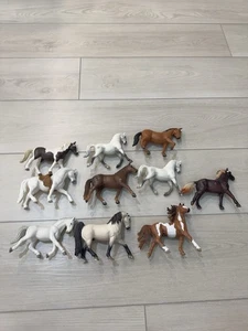 10 Stück (10) Schleich Pferde Figuren verschiedene Stile realistische Spielzeugtiere - Bild 1 von 12