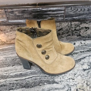 Fly London hellbraune Wildlederstiefel mit Absatz 8/38 mit Knopfdetails - Bild 1 von 5