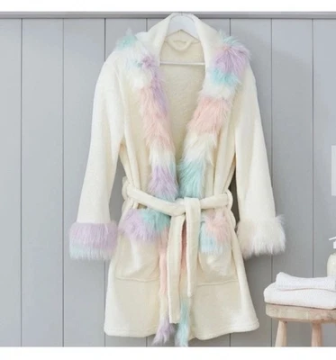 Mini albornoz Pottery Barn adolescente unicornio arco iris piel sintética crema spa día spa fiesta Foto 1 de 4