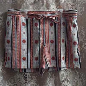 The Loft Damengröße 8 rot blau marineblau creme Blumen Streifen Shorts Reißverschluss leicht - Bild 1 von 8