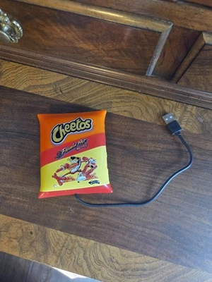 Concentrador de carga Cheetos Flamin Hot Crunchy de 3 puertos Foto 1 de 4