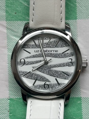 Женские кварцевые часы Liz Claiborne серебристые с белым ремешком - Изображение 1 из 4