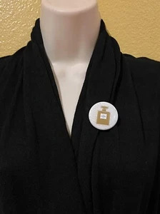 CHANEL VIP GIFT White & Gold No.5 Perfume Logo Round Pin Brooch - New - Picture 1 of 4