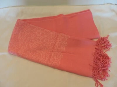 粉红色100%纯棉披肩围巾白色花卉设计 — 第 1/3 张图片