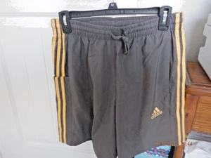 Adidas Herren 3 Streifen Essentials Chelsea Shorts, Anthrazit, Größe: Medium, Neu mit Etikett - Bild 1 von 4