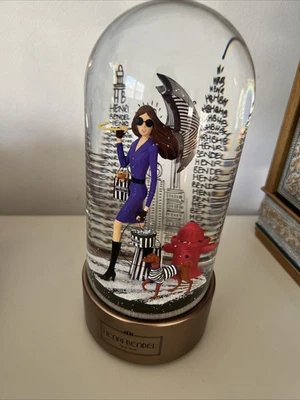 Globo de nieve Henri Bendel - Dama con perro - 2011 - DIFÍCIL DE ENCONTRAR CANTANDO BAJO LA LLUVIA Foto 1 de 4