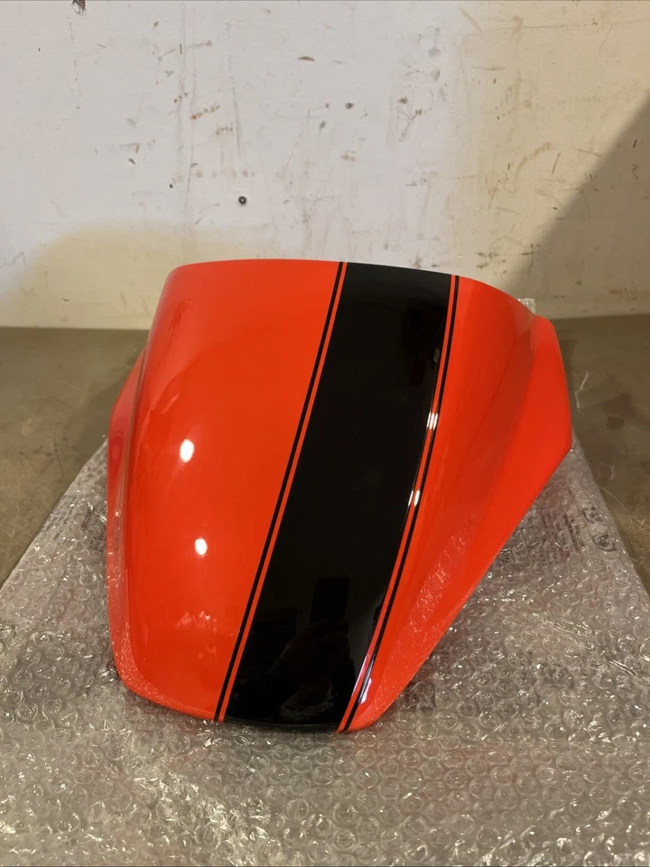 K. NUEVO OEM Ducati Seat Cowl Monster 400 600 750 900 59530251A rojo con rayas negras Foto 1 de 4
