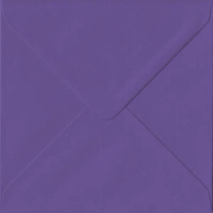 Sobres verdes cuadrados de lujo púrpura intenso 130 mm x 130 mm engomados 135 gsm - Imagen 1 de 1