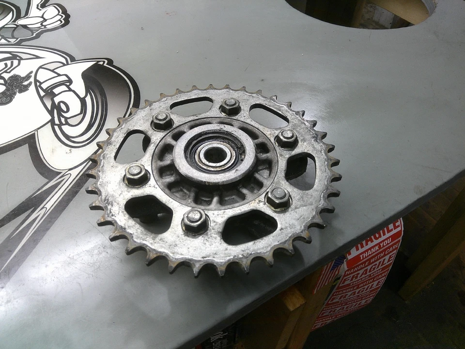 Piñón trasero Ducati Monster 900 1994-2002 con buje OEM M900 M 900 Foto 1 de 2