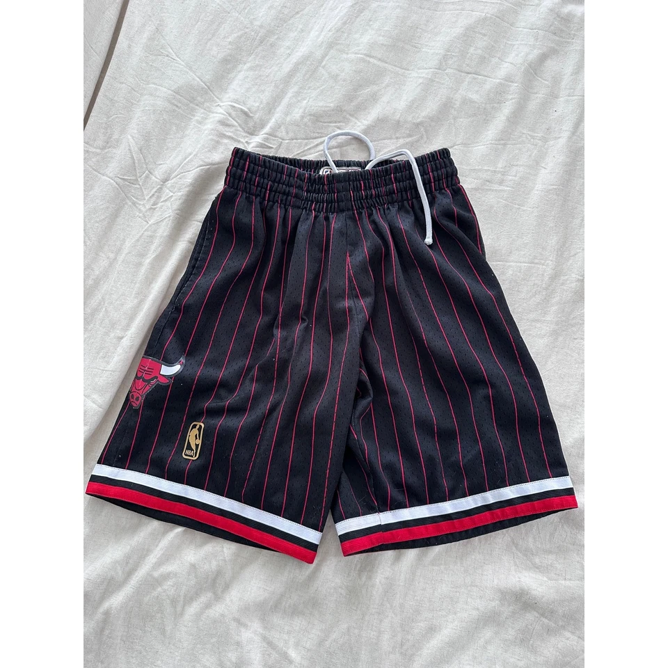 Pantalones cortos de baloncesto Mitchell & Ness Hardwood Classics para hombre Chicago Bulls Foto 1 de 4