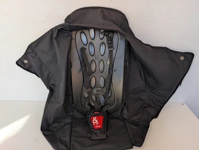 Eslinga de unidad de asiento Phil&Teds Navigator con arnés negra Foto 1 de 4