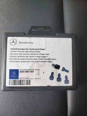 Mercedes A220 CLA250 C300 C63s E350 GLB250 Juego de tornillos antirrobo genuino OEM Foto 1 de 2