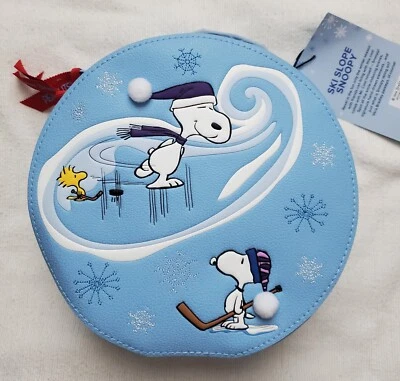 NUEVO CON ETIQUETAS Vera Bradley Peanuts Ski Slope Snoopy Caprichoso Estuche Cosmético Bolsa de Maquillaje Foto 1 de 4