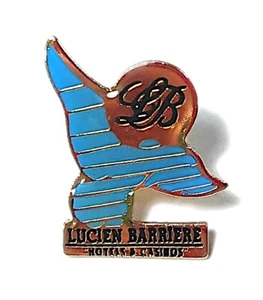 Pin Lucien Barriere Hoteles Casinos Francia Souvenir Pequeño Tipo Solapa en Tono Dorado - Imagen 1 de 4