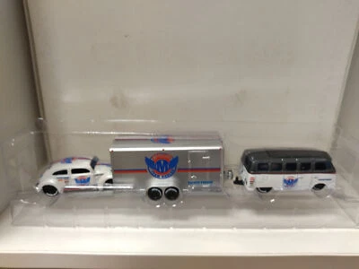 VOLKSWAGEN T1 SAMBA + BEETLE/KAFER/COX + REMOLQUE TOKYO TYRES 1:64 MAISTO - Imagen 1 de 4