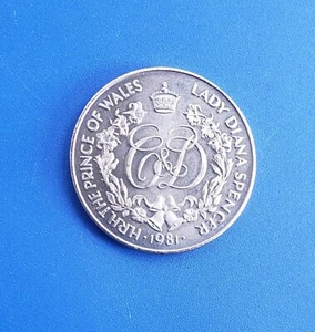 Vintage Silberfarbene 1981 Prinz Charles Lady Diana Royal Hochzeit Münze Medaillon  - Bild 1 von 4