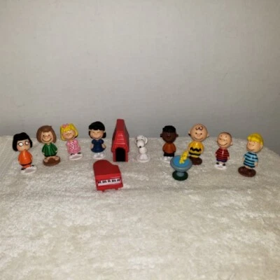 Conjunto de 12 bonecos Snoopy Peanuts, Charlie Brown, conjunto de brinquedos para topo de bolo - Imagem 1 de 4