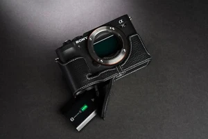 Custodia mezza fotocamera in vera pelle per Sony A7C - Foto 1 di 46