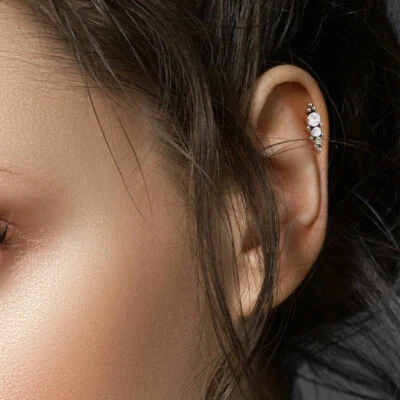 Cartílago de oreja Labret de 3 circonitas cúbicas descendentes roscado interno de titanio grado implante  Foto 1 de 4