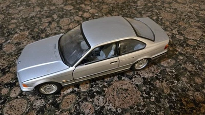 UT 型号 1/18 比例压铸 - 宝马系列 3 - 银色无盒 — 第 1/4 张图片