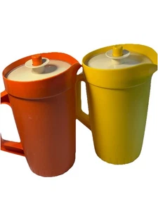"Par de jarras MCM Tupperware de colección naranja/amarillo pulsador superior 1,25 cuartos de galón 8"" de alto" - Imagen 1 de 12