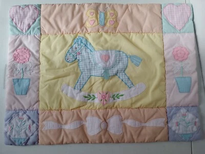 De colección Casa de Hatten Tela Mecedora Caballo Guardería Pared Colgante Arte Peluche Suave Foto 1 de 4