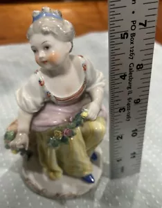 AUGARTEN VIENNA PORCELLANA FIGURA DI SIGNORA SEDUTA - Appx 5" x 3,5" - Foto 1 di 5