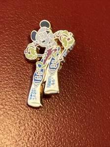 Mickey Vintage Trophy Series Ski Skiing Winter Sports Disney Pin - Picture 1 of 2