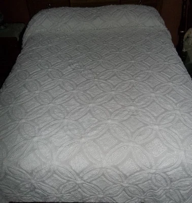 Colcha con flecos de chenilla de algodón blanco tamaño queen 123 x 102 Foto 1 de 4