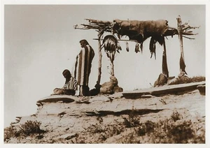 Postal MT Blackfoot People Tributo a los Muertos Foto: Roland Reed 1912 (Repro) - Imagen 1 de 2