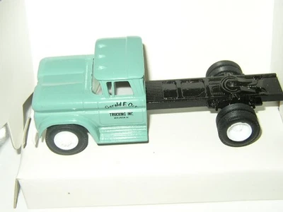 ERTL CLASSIC VEHICLES – CHEVY CAB 1960 réf 2628 échelle 1/43 - Photo 1/4