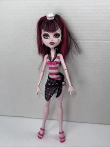 Monster High Draculaura Skull Shores Puppe Hut Ohrringe - Bild 1 von 10
