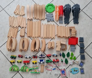 Konvolut Holzeisenbahn 95 Schienen, Brücken Wagen Zubehör Tiere Bäume 8,4 kg top - Bild 1 von 5