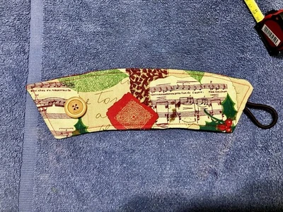 Acogedora manga de taza de café de Navidad hecha a mano | Portavasos de tela reutilizable frío caliente Foto 1 de 4