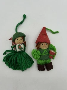 Juego de 2 adornos navideños de hilo Hallmark baterista niño y villancico verde rojo años 70 - Imagen 1 de 14