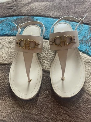 Sandálias Ferragamo tamanho 5,5 - Imagem 1 de 3