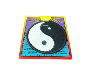 Vintage bianco e nero Ying Yang ricamato ferro su cucito toppa 3” NUOVO OLDSTOCK - Foto 1 di 3