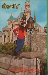 Postal Goofy de colección de Disney Disneyland frente al castillo de la Bella Durmiente  - Imagen 1 de 4