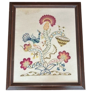 Floral besticktes Wandbild - Crewel Pfau - Blumen - Rahmenabnutzung und Flecken - Bild 1 von 8