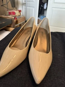 Vaneli Women's Beige Patent Leather 3’’ Block Heel Pointed Toe Heel Size 9 1/2 M - Picture 1 of 5