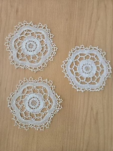 3 Hand Crochet Lace Doilies Lot Antique White round Coasters - Bild 1 von 5
