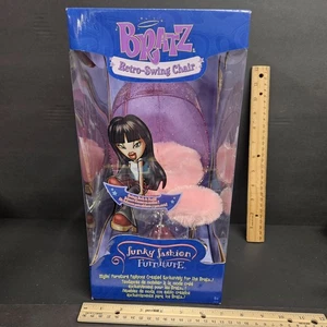 SILLA OSCILANTE DE HUEVO Bratz Retro Columpio con Reposapiés Otomana NUEVA EN CAJA Caja Imperfecta - Imagen 1 de 5